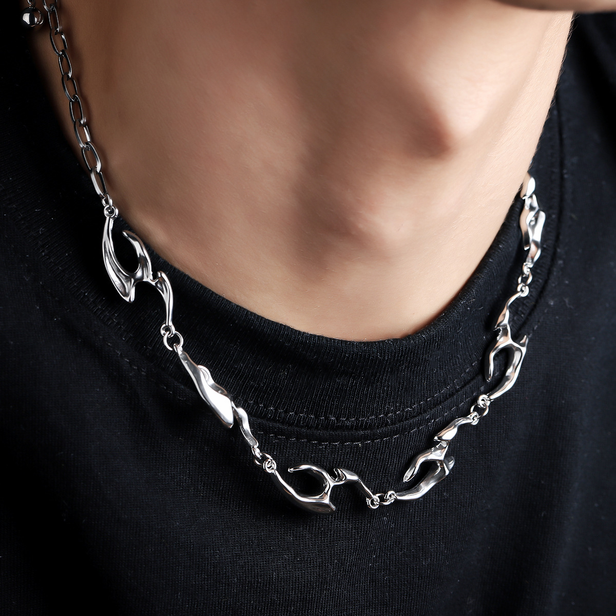 Street Fashion Trends 2025 - Collana in metallo di forma irregolare