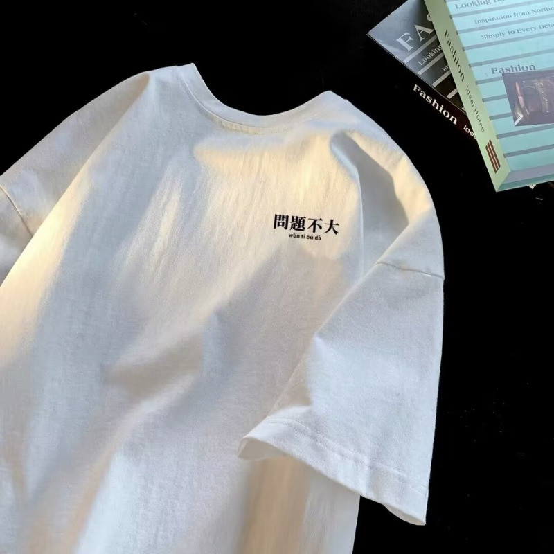 Street Fashion Hong Kong - T-shirt versatile in stile moda di