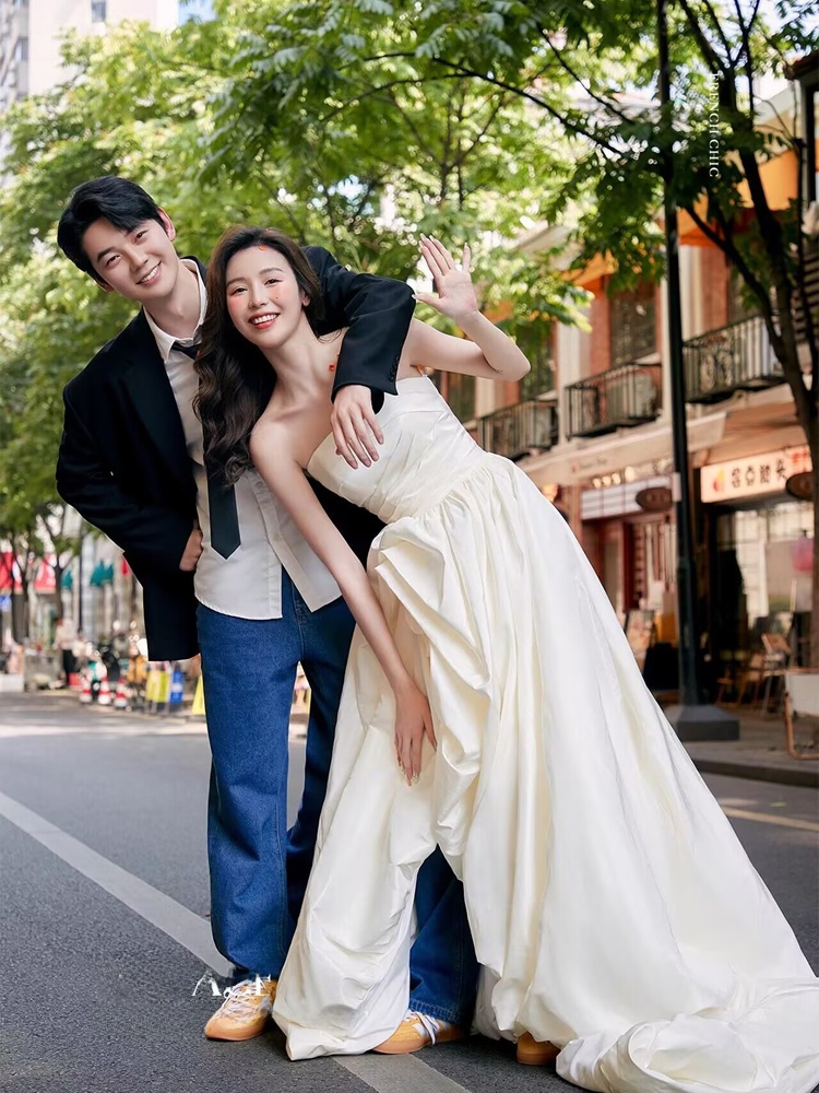 Street Fashion Photography - Abito da sposa in denim alla