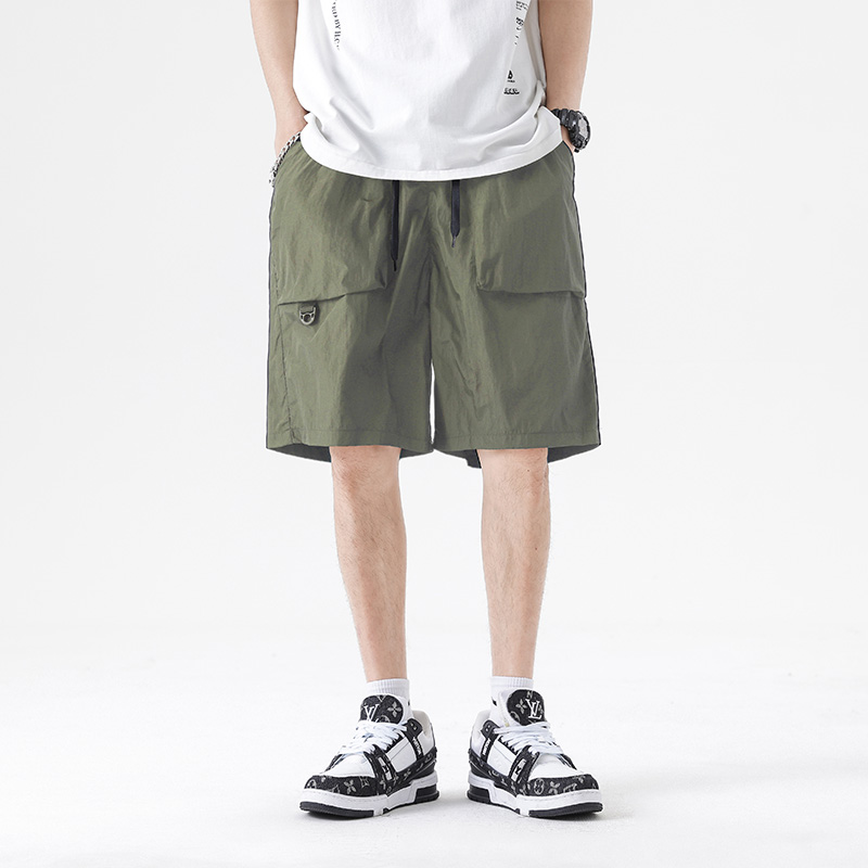 Street Fashion Trends 2025 - Pantaloncini da uomo 2025 tendenza estiva