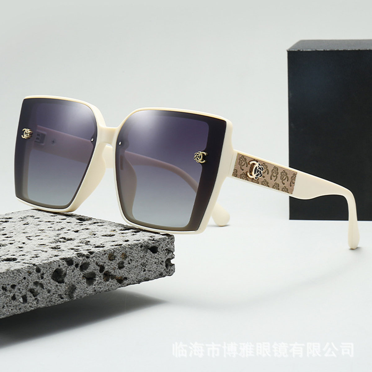 Nuovi Occhiali da Sole alla Mo - Street Fashion Definition recensione e prezzo